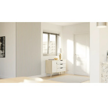 Heller Raum mit Kommode, Fenster und Tür