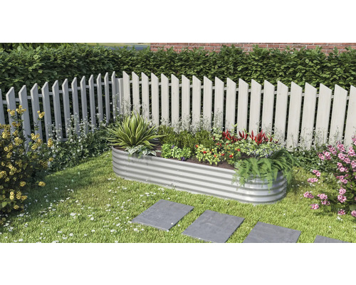 Hochbeet aus Metall mit Pflanzen und Blumen im Garten.