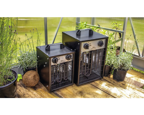 Zwei Gewächshausheizer mit 2 Kilowatt und 3 Kilowatt Leistung neben Topfpflanzen