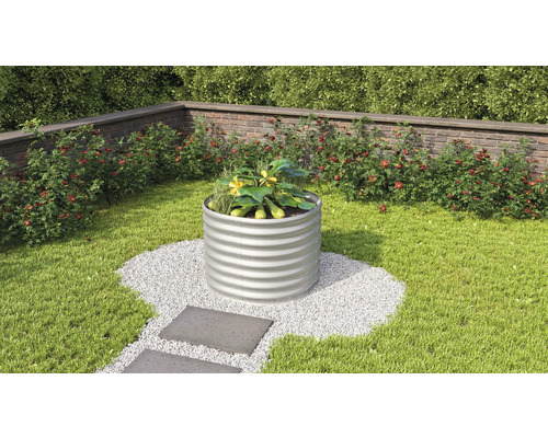 Hochbeet aus Metall im Garten mit Bepflanzung