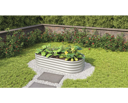 Hochbeet aus Metall im Garten mit Bepflanzung