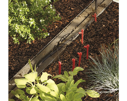 Gartenbewässerungssystem mit Tropfern in einem Gartenbeet