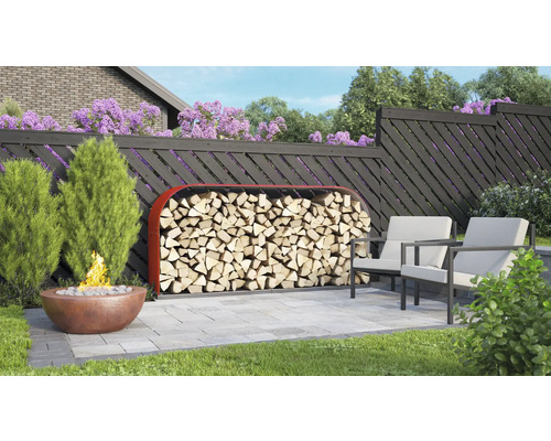 Gartenszene mit Feuerstelle, Holzregal und Gartenstühlen auf einer Terrasse