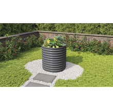 Hochbeet aus Metall im Garten mit Pflanzen