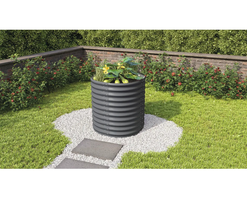 Hochbeet aus Metall im Garten mit Pflanzen