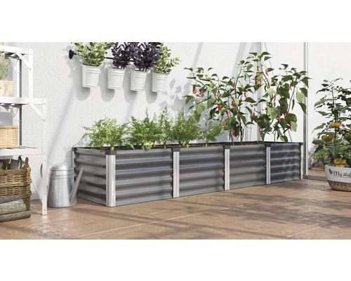 Hochbeet aus Metall mit Pflanzen, Kräutern und Gemüse auf einer Terrasse.