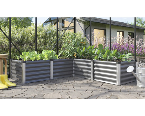 Hochbeete aus Metall mit Gemüse und Kräutern vor Gewächshaus