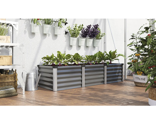 Szene mit Hochbeet aus Metall, bepflanzt mit Gemüse, mit Wandregal und Pflanzen