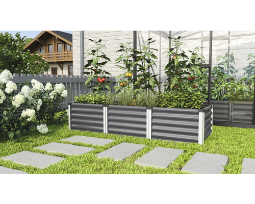 Hochbeet aus Metall mit Gemüse- und Kräuterbepflanzung im Garten