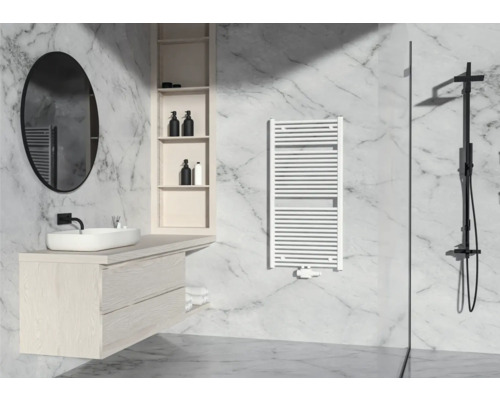 Designheizkörper Rotheigner Classic-M 1215x600 mm weiß mit Mittelanschluss Modernes Badezimmer mit Waschtisch, Spiegel, Handtuchwärmer und Dusche vor Marmorwand