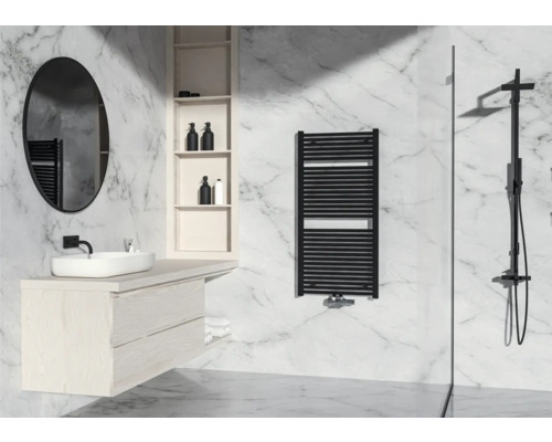 Badheizkörper Rotheigner Classic-M 1215x600 mm schwarz matt mit Mittelanschluss Helles Badezimmer mit Waschbecken, Spiegel, Handtuchwärmer und Dusche vor Marmorwand