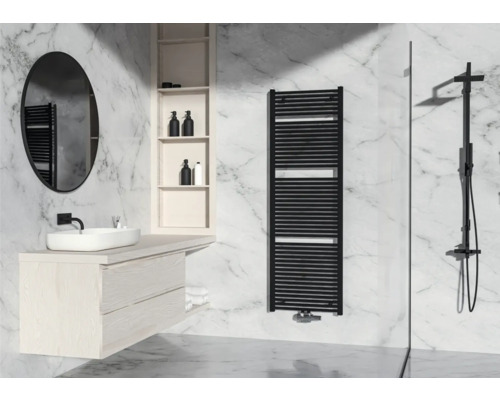 Modernes Badezimmer mit Waschtisch, Spiegel, Handtuchwärmer und Dusche vor Marmorwand
