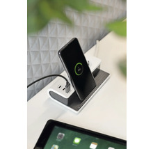 Smartphone auf Ladestation mit USB-Anschlüssen