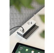 Steckdosenleiste mit USB Anschlüssen auf einem Tisch