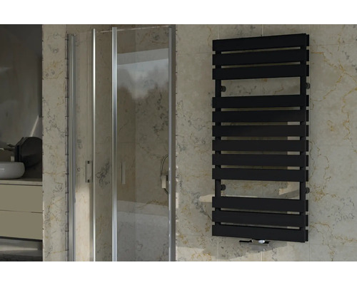 Badezimmer Szene mit Duschkabine und horizontalem Heizkörper