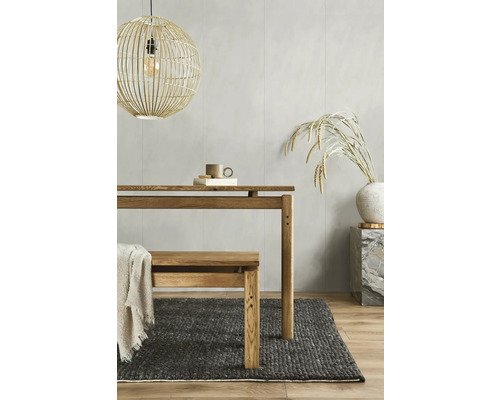 Esstisch und Sitzbank aus Holz mit grauer Hängeleuchte und Teppich
