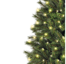 Detailaufnahme eines geschmückten Weihnachtsbaums mit Lichtern