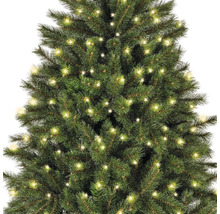 Detailaufnahme eines grünen, künstlichen Weihnachtsbaums mit Beleuchtung