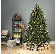 Dekorierter Weihnachtsbaum mit Geschenken, Regal mit Dekorationen und Sitzgelegenheit in einem Wohnzimmer