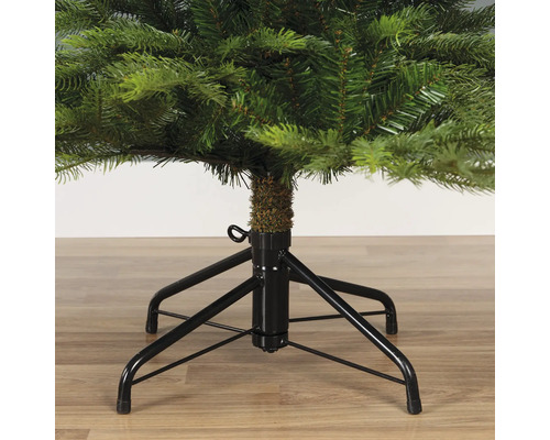 Detailaufnahme eines Weihnachtsbaums mit schwarzem Metallfuß