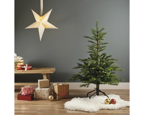 Dekoratives Wohnambiente mit Weihnachtsbaum, Sternleuchte und Geschenken