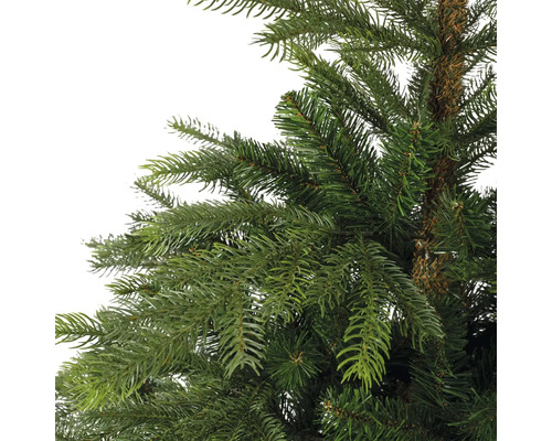 Detailaufnahme eines künstlichen Weihnachtsbaums mit grünen Nadeln