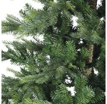 Detailaufnahme eines künstlichen Weihnachtsbaums mit grünen Nadeln.