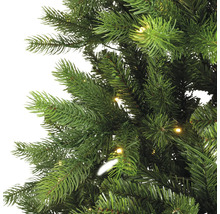 Detailaufnahme eines künstlichen Weihnachtsbaums mit Beleuchtung.