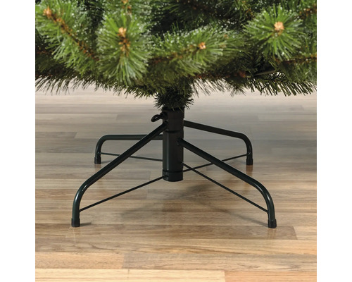 Detailansicht eines künstlichen Weihnachtsbaums mit Metallständer.