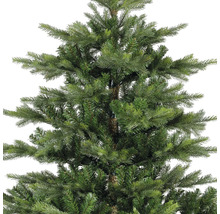 Detailaufnahme eines künstlichen Weihnachtsbaums mit grünen Nadeln