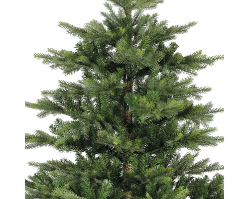 Detailaufnahme eines künstlichen Weihnachtsbaums mit grünen Nadeln