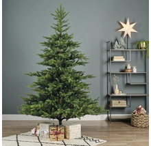 Künstlicher Tannenbaum mit Weihnachtsgeschenken auf einem Teppich im Raum.