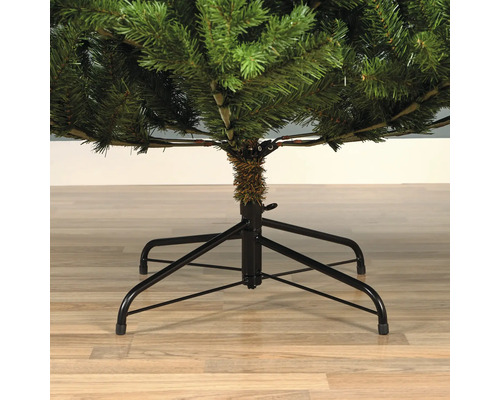 Detailansicht eines künstlichen Weihnachtsbaums mit schwarzem Metallständer.