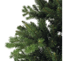 Detailaufnahme eines künstlichen Weihnachtsbaums mit grünen Nadeln