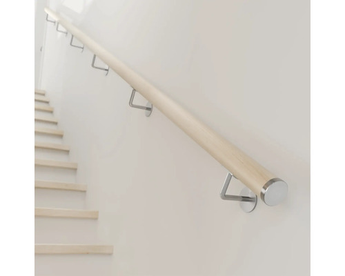 Holzhandlauf mit Edelstahlhalterungen an einer Wand neben einer Treppe