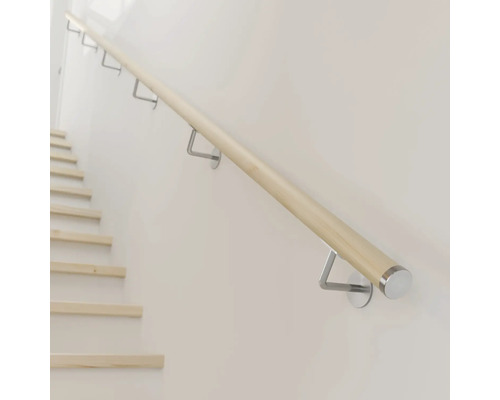 Holzhandlauf an einer Wand neben einer Treppe mit Metallhalterungen