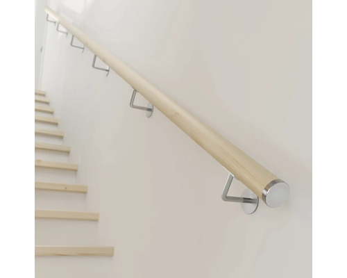 Holzhandlauf an einer Wand neben einer Treppe.