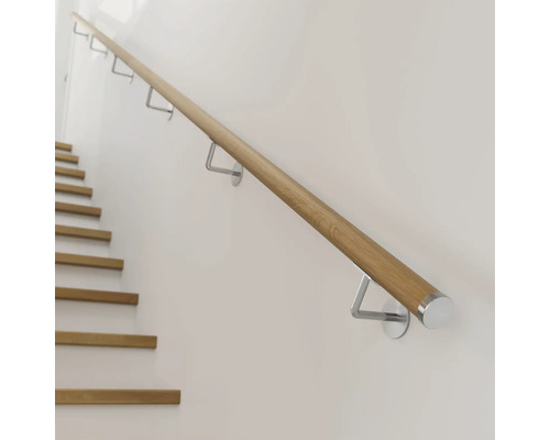 Holzhandlauf mit Metallhalterungen an einer Wand neben einer Treppe