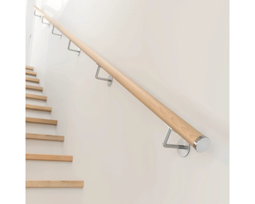 Holzhandlauf mit Metallhalterung an einer Treppe