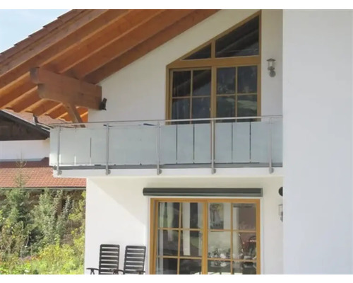 Hausfassade mit Balkon und Fenstern