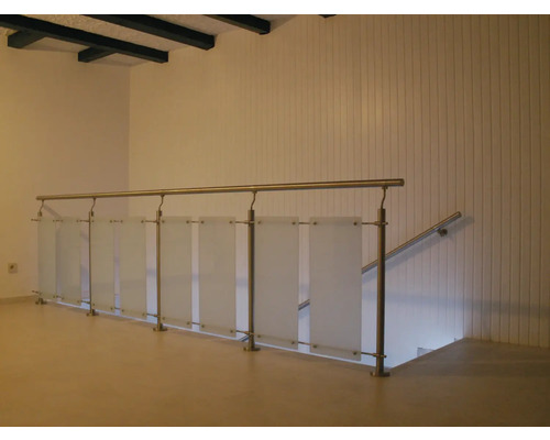 Treppe mit Edelstahlgeländer und Glasfüllung