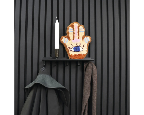 Wandgarderobe mit Kleidung, Kerze und Wanddekoration in Form einer Hand mit Auge
