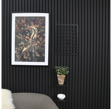 Dekorative Wandgestaltung mit geriffelten Paneelen, einem gerahmten Bild, einem Pflanzgefäß und einem kleinen Regal.