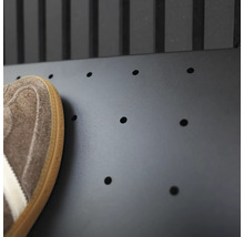 Detailaufnahme einer Schuhsohle auf einer Lochplatte.