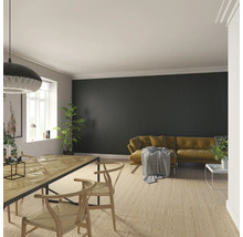 Helles Wohnzimmer mit Esstisch, Stühlen, Sofa und Wandpaneelen.