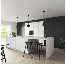 Moderne Küche mit Kochinsel, Barhockern und Pendelleuchten.