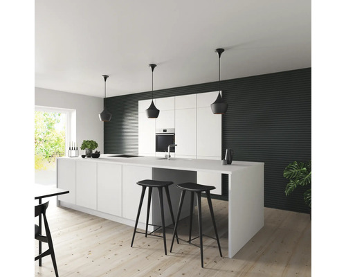 Moderne Küche mit Kochinsel, Barhockern und Pendelleuchten.