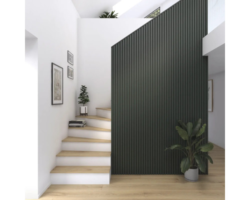 Heller Flur mit Treppe, Wandpaneelen und Zimmerpflanzen