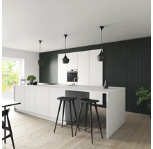 Helle Küche mit Kücheninsel, Barhockern und Pendelleuchten