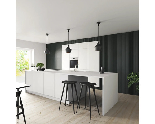 Helle Küche mit Kücheninsel, Barhockern und Pendelleuchten